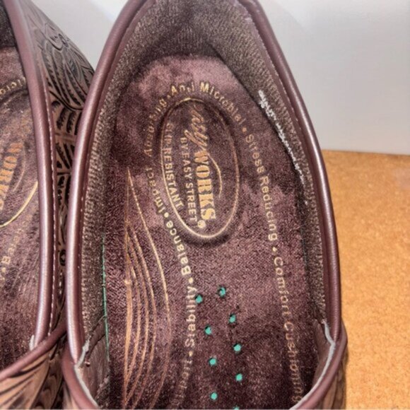 Easy Street Women’s 8W Brown Embossed Cushioned Sole 2” Heel Slip Resistant - Picture 5 of 8